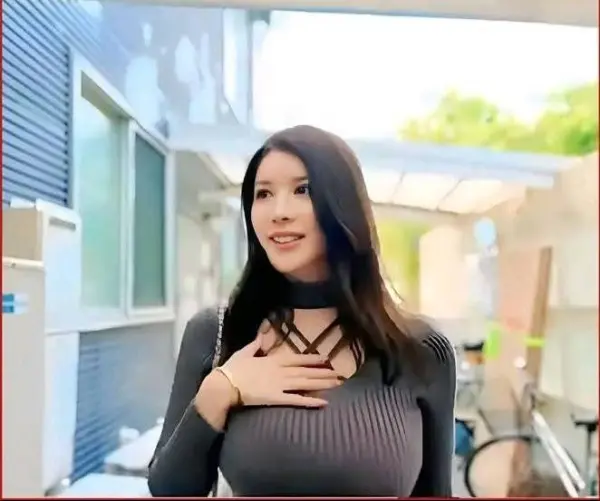 SONE-385 Eng Sub. A busty beautiful model is on a crowded train